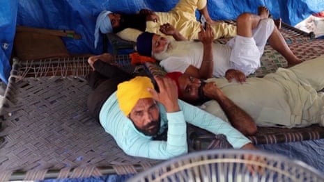 Protesting Indian farmers endure severe heatwave – video